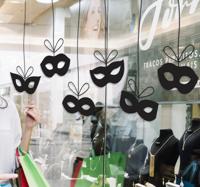 Hangende carnavalsmaskers etalage sticker