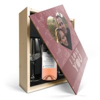 Wijnpakket met glas - Maison de la Surprise Syrah (Bedrukte deksel) - thumbnail