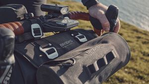 Brooks Scape pouch black kleine waterdichte stuurtas voor fietsers