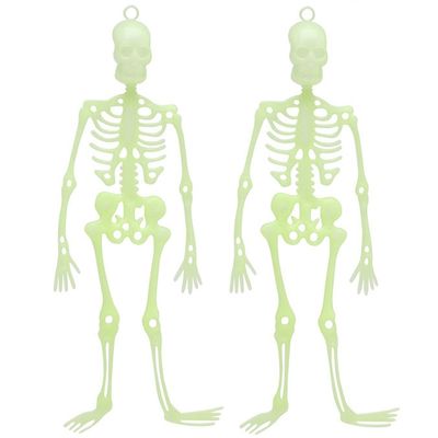 Halloween/horror thema hang decoraties - 2x - skeletten - glow in the dark - 30 cm