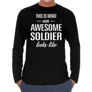 Awesome soldier / soldaat cadeau t-shirt long sleeves zwart here