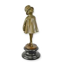 Bronzen beeld van een klein meisje Bronzen beeld van een klein meisje