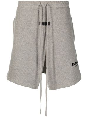 FEAR OF GOD ESSENTIALS short à logo brodé - Gris