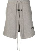FEAR OF GOD ESSENTIALS short à logo brodé - Gris