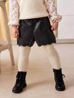 Kunstlederen shorts met geschulpte afwerking zwart Kunstlederen shorts met geschulpte afwerking zwart