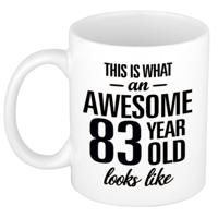 This is what an awesome 83 year old looks like - cadeau koffiemok - 300 ml - verjaardag 83 jaar