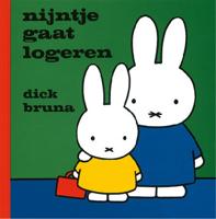 Nijntje gaat logeren (Hardback)