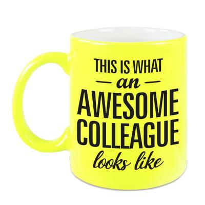 Awesome colleague - cadeau koffiemok - beker - 300 ml - collega afscheid - neon geel