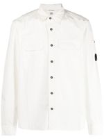C.P. Company chemise à patch logo sur la manche - Blanc