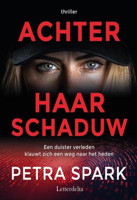 Achter haar schaduw (Paperback)