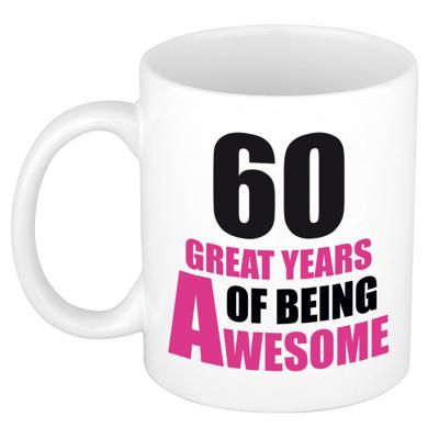 Verjaardag 60 jaar Koffiemok Cadeau - Great years of being awesome - wit/roze - voor dames