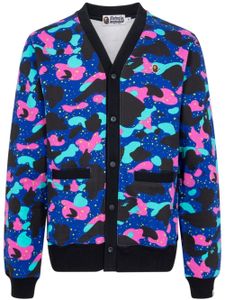 A BATHING APE® cardigan à imprimé camouflage - Violet