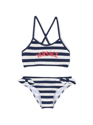 Versace Kids bikini rayé à logo imprimé - Bleu