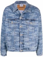 VETEMENTS veste en jean à logo imprimé - Bleu