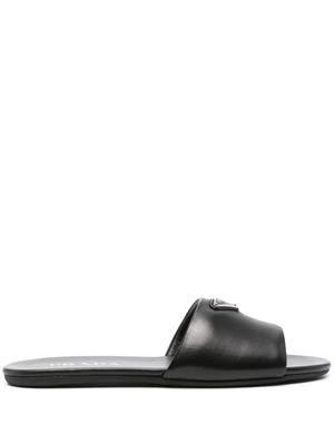 Prada chaussons en cuir à logo triangulaire - Noir