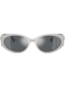 Versace Eyewear lunettes de soleil ovales à plaque logo - Argent