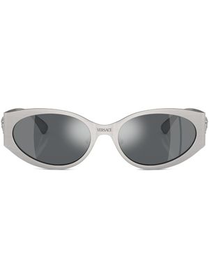 Versace Eyewear lunettes de soleil ovales à plaque logo - Argent