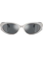 Versace Eyewear lunettes de soleil ovales à plaque logo - Argent