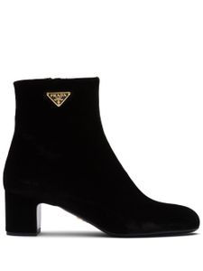 Prada bottines en velours à logo triangle - Noir