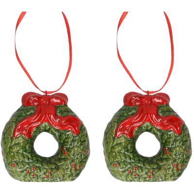 Kersthanger kerstkrans - 2x - rood - 8 cm - keramiek - kerstornament - kerstboomversiering