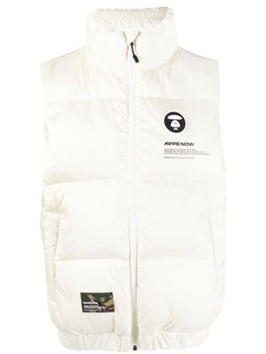 AAPE BY *A BATHING APE® gilet matelassé à patch logo - Tons neutres