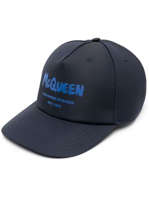 Alexander McQueen casquette à imprimé Graffiti - Bleu