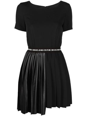 Versace Jeans Couture robe plissée à design asymétrique - Noir