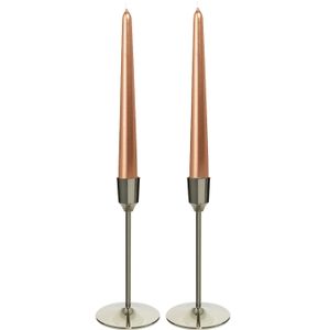 Kandelaars 2x aluminium zilver 20 cm met 12x rose gouden dinerkaarsen