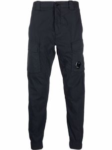 C.P. Company pantalon à patch logo au dos - Bleu