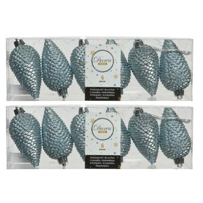 Kersthangers dennenappels - 18x st - lichtblauw - glitter - 8 cm - kunststof - kerstversiering