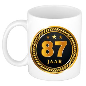 87 jaar cadeau mok / beker medaille goud zwart voor verjaardag/ jubileum