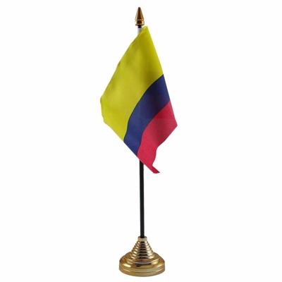 Vlag Colombia tafelvlaggetje - 10 x 15 cm - met gouden standaard - Hoogte 27 cm Vlag Colombia tafelvlaggetje - 10 x 15 cm - met gouden standaard - Hoogte 27 cm