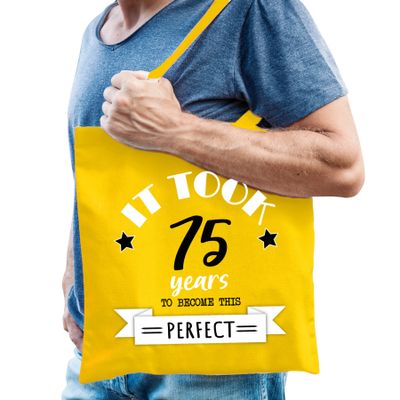 Cadeau tas voor heren - 75 en perfect - geel - katoen - 42 x 38 cm - vijfenzeventig - shopper Cadeau tas voor heren - 75 en perfect - geel - katoen - 42 x 38 cm - vijfenzeventig - shopper