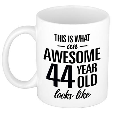 This is what an awesome 44 year old looks like - cadeau koffiemok - 300 ml - verjaardag 44 jaar