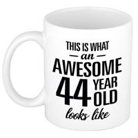 This is what an awesome 44 year old looks like - cadeau koffiemok - 300 ml - verjaardag 44 jaar