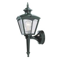 Klassieke buitenlamp voor tegen de muur in het groen