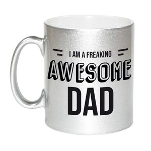 Vader cadeau zilveren mok / beker I am a freaking awesome dad