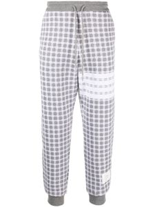 Thom Browne pantalon de jogging à carreaux en jacquard - Gris