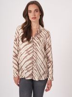 Zijden A-lijn blouse met tie-dye print en reverskraag