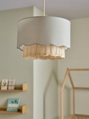 Geschulpte lampenkap voor hanglamp van stof en rotan saliegroen