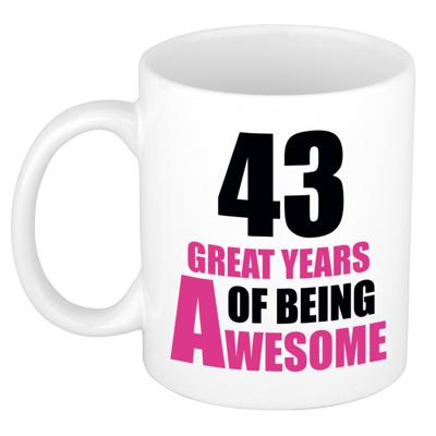 Verjaardag 43 jaar Koffiemok Cadeau - Great years of being awesome - wit/roze - voor dames