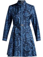 Versace robe-chemise ceinturée en soie à logo imprimé - Bleu