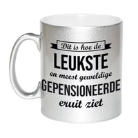 Hoe de leukste gepensioneerde eruitziet zilveren koffiemok / theebeker afscheidscadeau pensioen / VUT 330 ml - feest mok - thumbnail