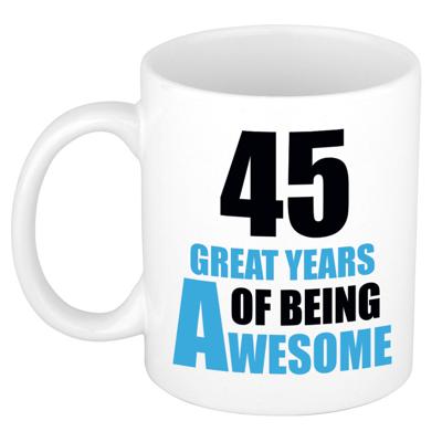 Verjaardag 45 jaar Koffiemok Cadeau - Great years of being awesome - wit/blauw