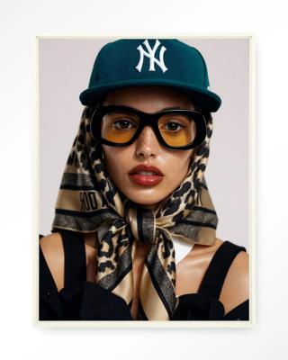 Urban Cotton Wandkleed 'Cool Girl' 145 x 190cm in Floating Frame - off white
