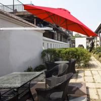 247cm Wandgemonteerde Cantilever Parasol Patio Wandgemonteerde Parasol met Verstelbare Paal Kantelbare Parasol met Ventilatieopening