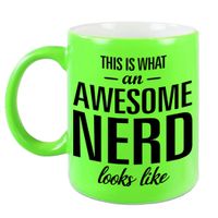 Awesome nerd / slimmerik cadeau mok / verjaardag beker fluor groen 330 ml   -