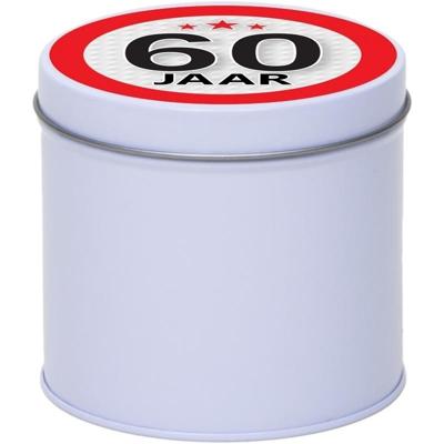 Cadeau koek of snoep blik - met 60 jaar opdruk sticker - 10 x 10 cm - Cadeauverpakking verjaardag