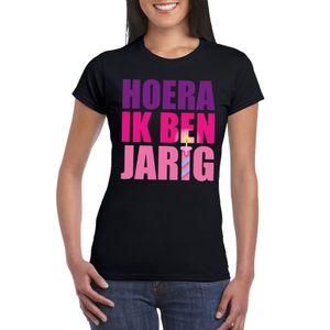 T-shirt zwart voor dames hoera ik ben jarig roze tekst