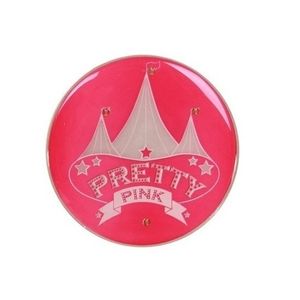 Roze broche met licht en circus afbeelding